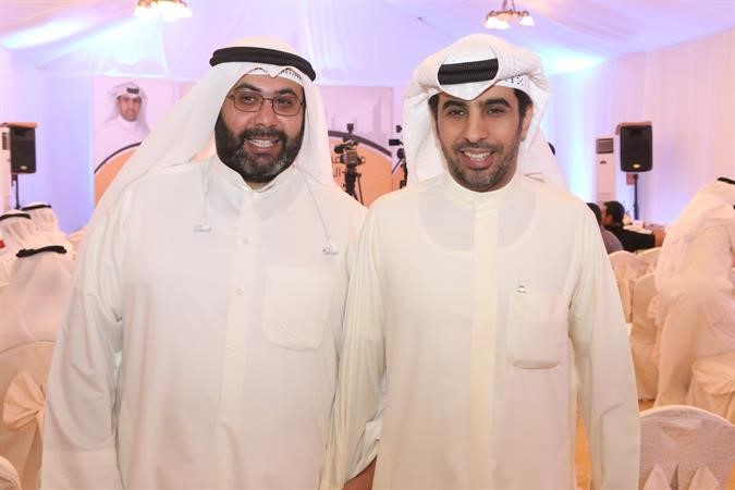 علي الخميس يرحب باحد الحضور
﻿