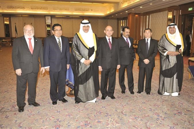 ضاري العجران مع عدد من الديبلوماسيين
