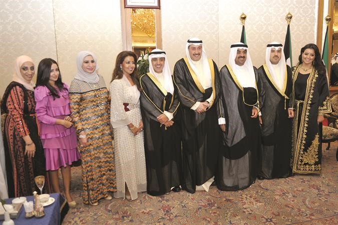 الشيخ صباح الناصر والشيخ خالد البدر والشيخ فيصل المالك والشيخ داحمد الناصر مع عدد من الحضور
