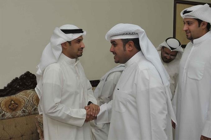  ويصافح ناخبا اخر﻿