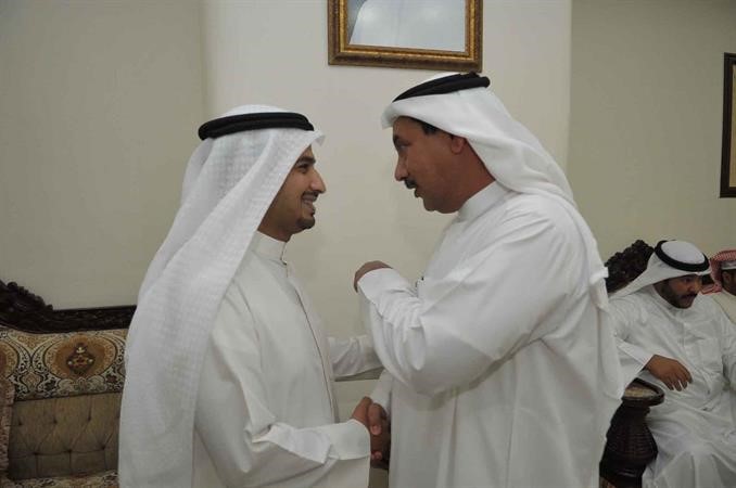 د انور الشريعان في حديث مع احد الحضور﻿