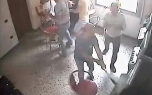 بالفيديو.. ألباني يخسر 5000 يورو في القمار ويفرغ غضبه في الأجهزة