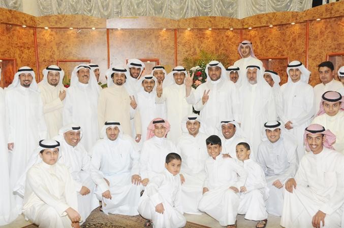 نواف الجسار واعضاء مجلس الادارة والمهنئون على محياهم فرحة الفوز انور الكندري