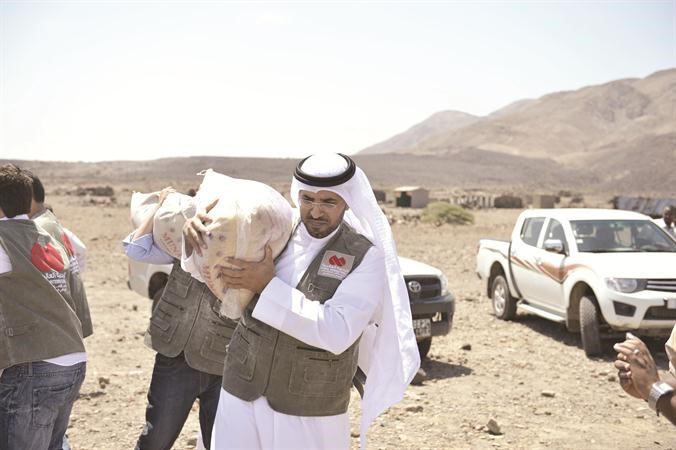يحمل بنفسة المعونات الكويتية﻿
