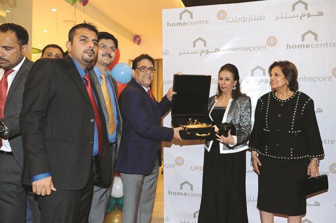 سايبل باسو يقدم درعا تكريمية للشيخة شريفة الجاسم