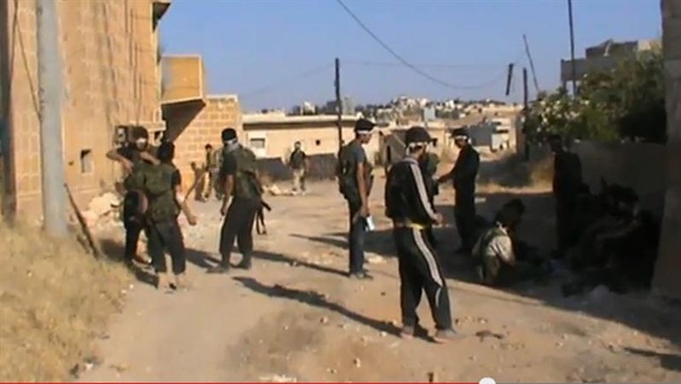 صورة عن فيديو بثه موقع الثورة السورية لمقاتلي الجيش الحر داخل مدينة خان العسل بعد السيطرة عليها﻿