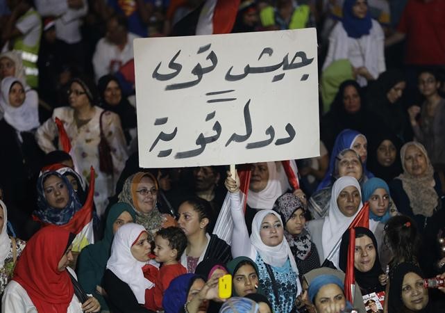 معارضو الرئيس المعزول محمد مرسي خلال تظاهرة لهم في ميدان التحرير امس الاول اپ