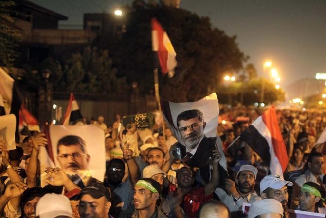 تجمع حاشد لانصار الرئيس المعزول محمد مرسي امام جامعة القاهرة امس الاول رويترز