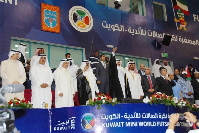 نائب رئيس الوزراء ووزير الخارجية الشيخ صباح الخالد يؤدي العرضة في الافتتاح 