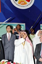 السفير الشيخ علي الخالد يؤدي العرضة 