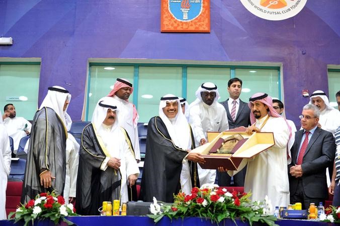 تبادل دروع تذكارية بين كبار الحضور متين غوزال