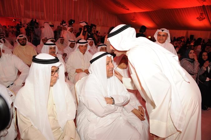 مرزوق الغانم مقبلا راس والده علي الغانم
﻿