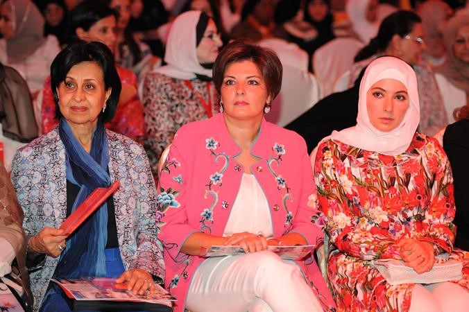 اسيل العوضي مع بعض الحضور
﻿