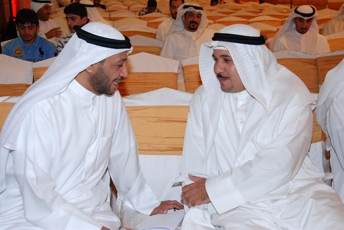 الدويسان محتفيا باحد ناخبي الدائرة﻿