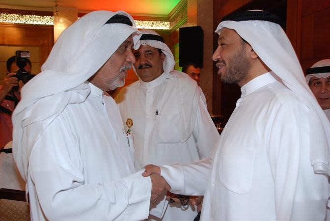 الدويسان يستمع لاحد ابناء الدائرة الاولى﻿