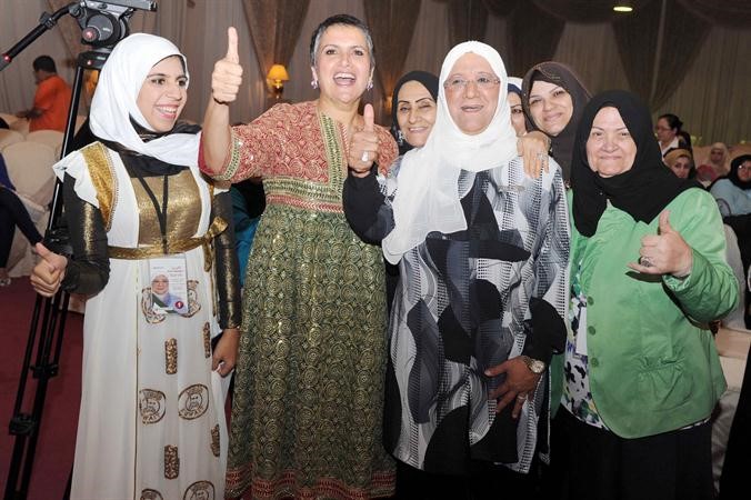 صفاء الهاشم ودمعصومة المبارك ترفعان شارة النجاح ﻿