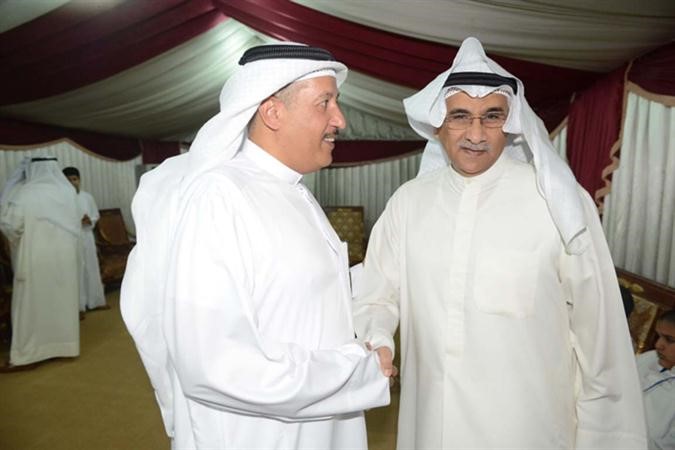 ومصافحا احد ابناء الدائرة الثالثة