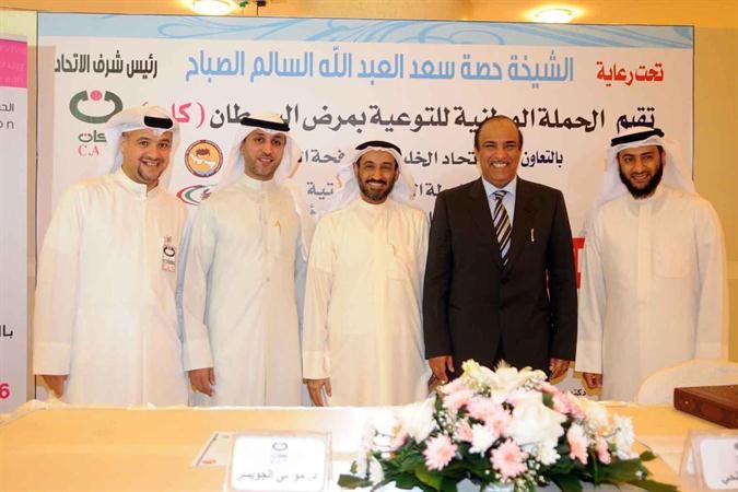 د خالد الصالح ودموسى الجويسر مع بعض الحضور