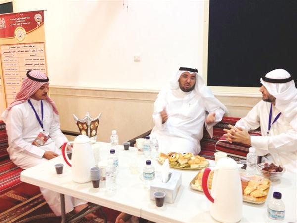 الستلان يستمع الى شرح اعضاء المركز