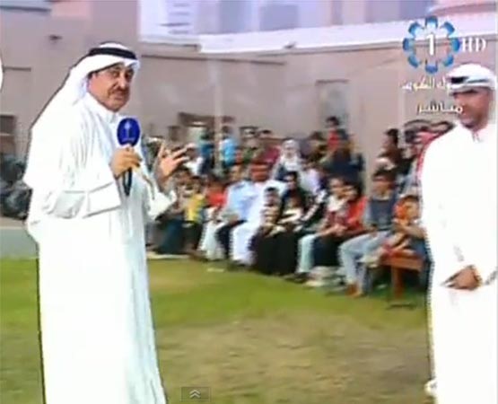 بالفيديو .. حشرة «سوير الليل» تلاحق المذيع سعد الخلف أمام قصر نايف