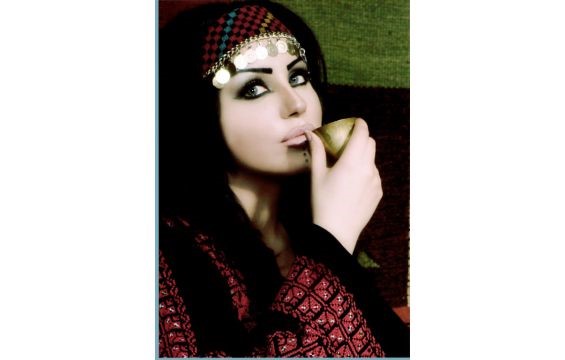 اساس سميك وخدود بارزة جدا، مع تعليم حاد للحاجبين بلون داكن