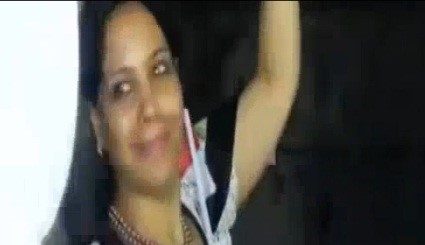 بالفيديو .. جنود الجيش المصري يرقصون مع الفتيات أمام الاتحادية