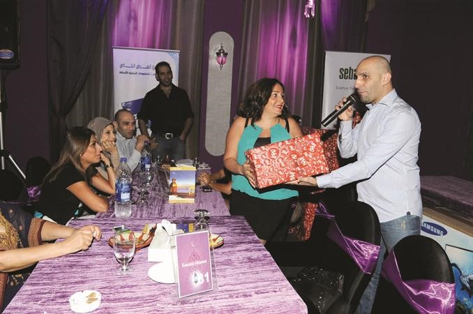 اسامة فوده يسلم جائزة لاحدى المشاركات﻿