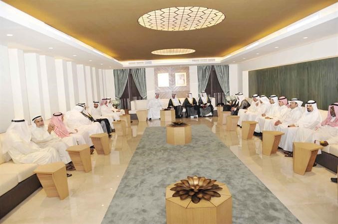 جانب من المهنئين بشهر رمضان في ديوان الشيخ شملان العبدالعزيز 	هاني عبدالله﻿