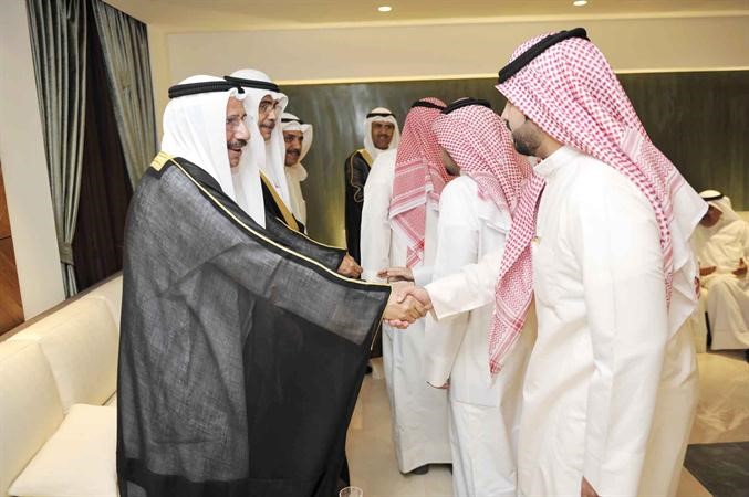 الشيخ شملان العبدالعزيز مستقبلا المهنئين﻿