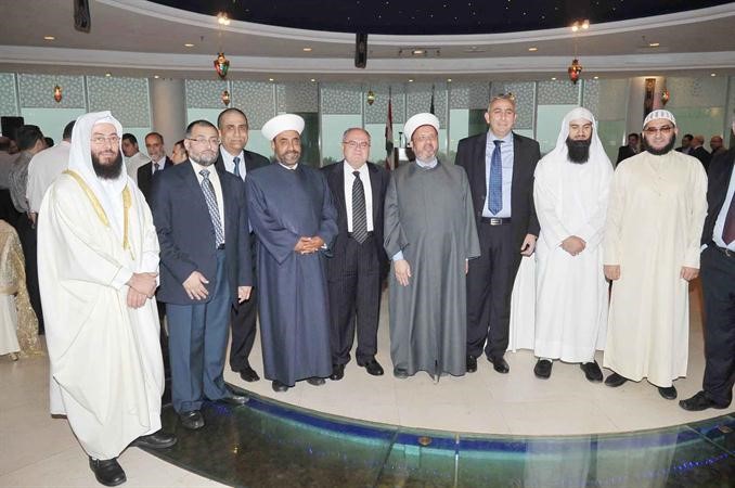 الشيخ خلدون عريمط والسفير اللبناني والشيخ دصلاح ارقه دان مع بعض الحضور﻿