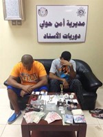 المتهمان في مديرية امن حولي وامامهما المضبوطات