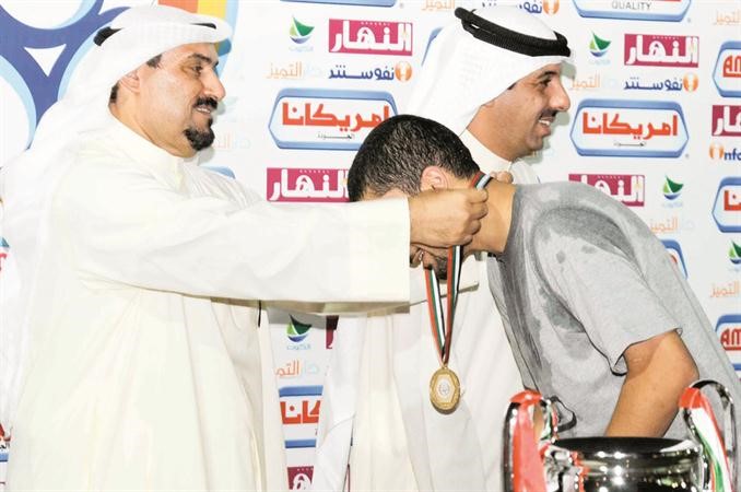 مرزوق الخرافي واحمد ابل خلال تكريم الفائزين ﻿