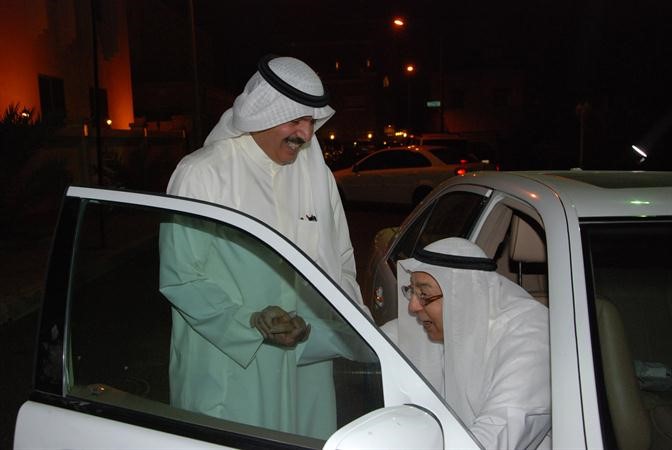 ويساعد احد كبار السن على الخروج من السيارة