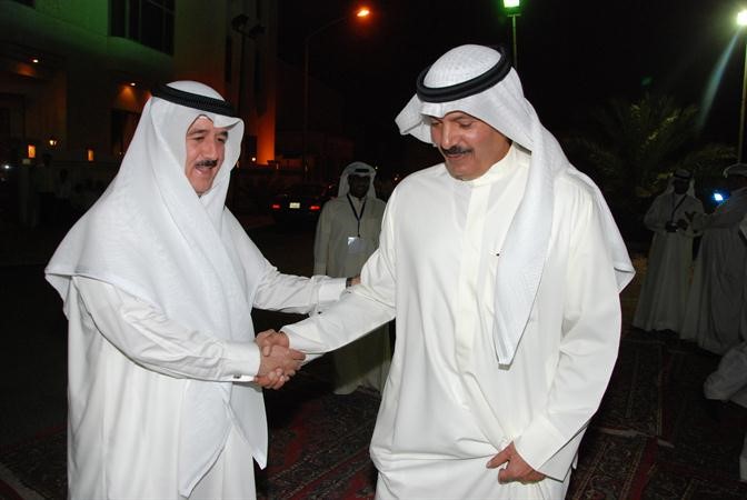 المضف مرحبا باحد الحضور
