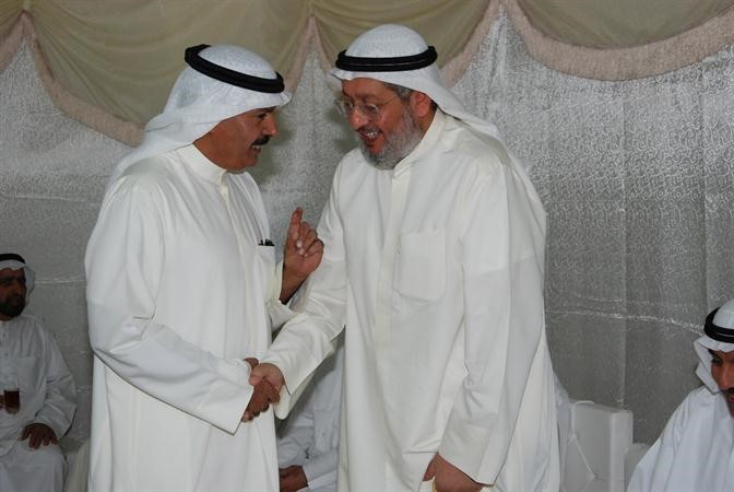 ويرحب باحد كبار السن
