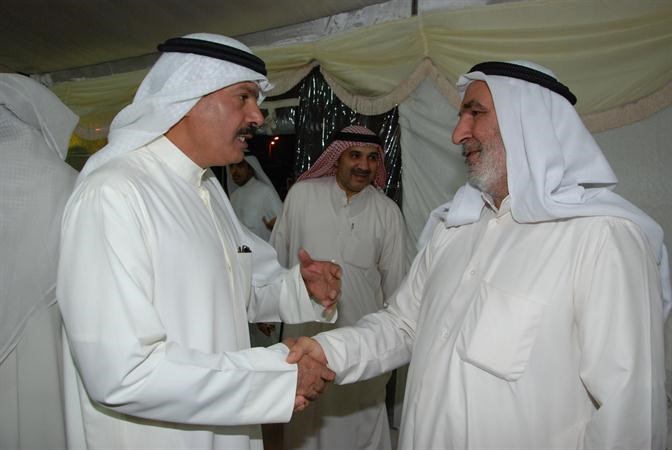 ويستقبل احد الناخبين

