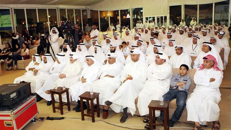 الحضور يتابعون حديث النائب السابق مرشح الدائرة الثالثة احمد المليفي