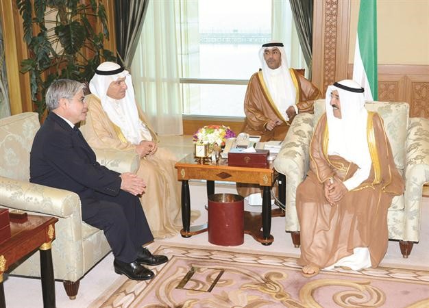 صاحب السمو الامير الشيخ صباح الاحمد مستقبلا سفير لاوس تونجبشان سوناسين ﻿