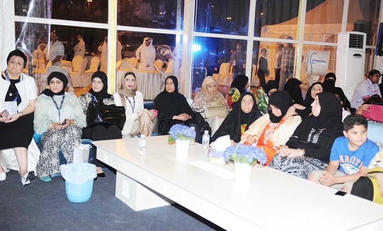 مجموعة من الناخبات يستمعن للمعيوف﻿