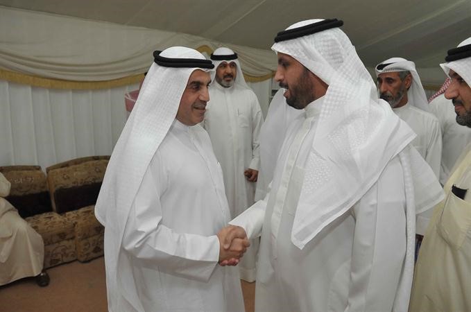 عبدالله الطريجي محتفيا باحد الناخبين