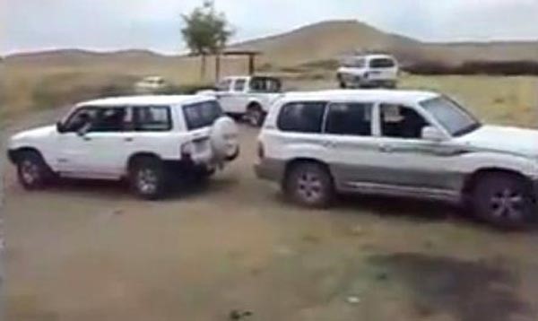 بالفيديو.. تحدي السحب بين لاندكروزر وباترول سفاري من ذات الطراز