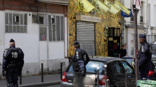 حريق يستهدف مقر "نساء عاريات" في باريس