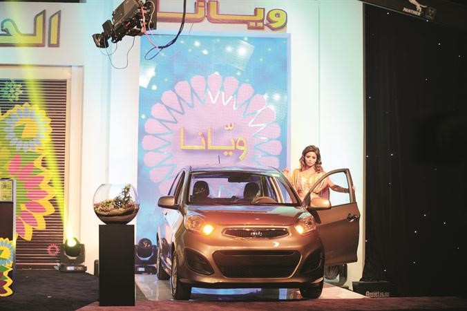  المذيعة نورة عبدالله اثناء فتح السيارة للمشاهدة سوسن دشتي ﻿