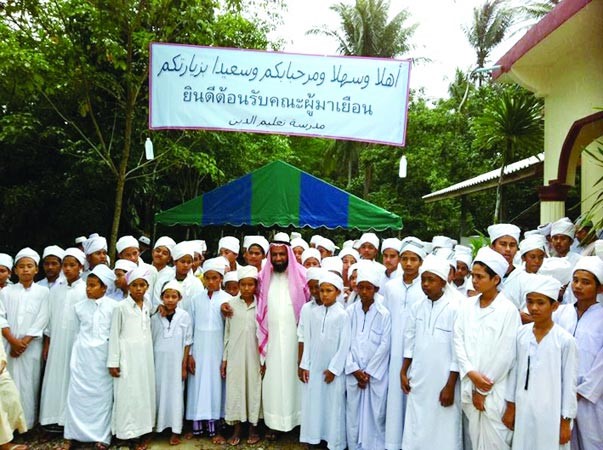 العجمي مع الاطفال الايتام
