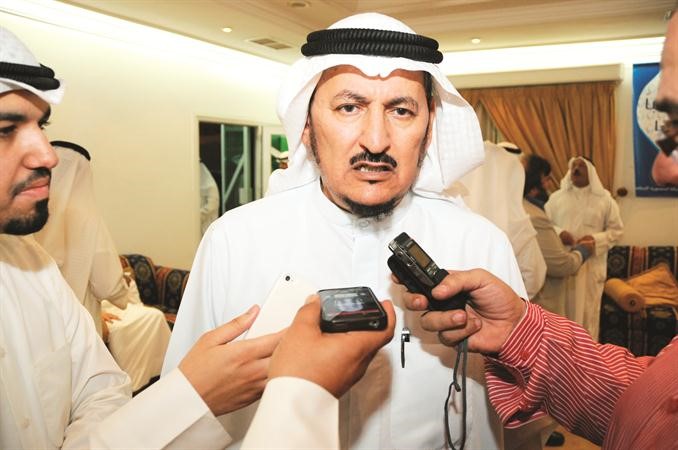 م مبارك الدويلة متحدثا الى الصحافيين﻿