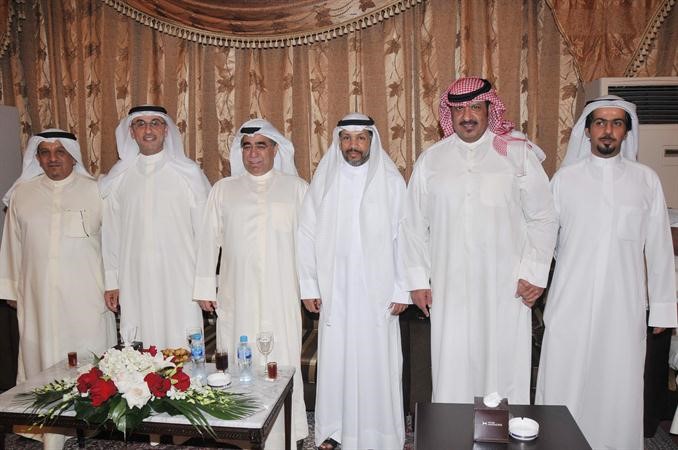 الشيخ طلال الخالد مع عبد العزيز الشرثان وعدد من قيادات القطاع النفطي﻿