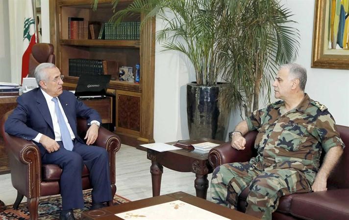 الرئيس ميشال سليمان مستقبلا قائد الجيش العماد جان قهوجي في بعبدا امس	 محمود الطويل ﻿