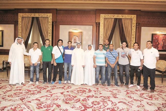 عبدالله الروضان يتوسط نجوم الاهلي والزمالك