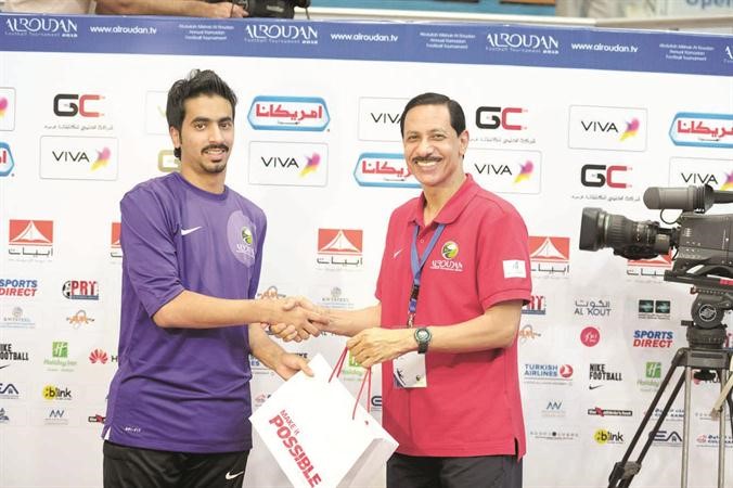 سعد كميل يمنح جائزة افضل لاعب لمحمد البديح