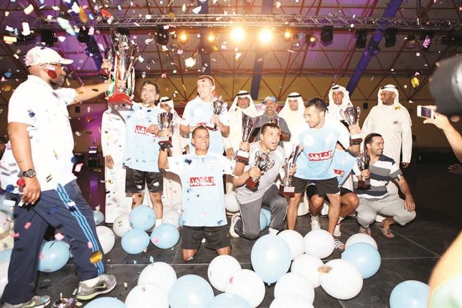الشيخ طلال المحمد وعبدالرحمن الشراح يتوسطان فريق العوضي البطل